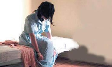 Bavek keça xwe difiroşe