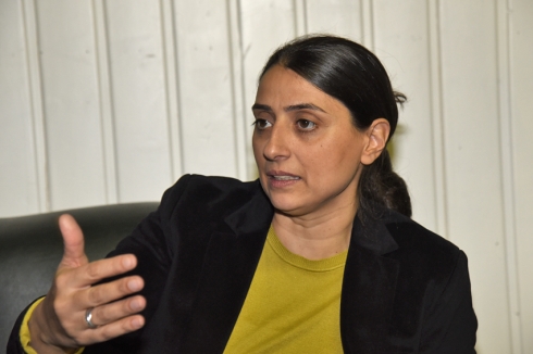 Feleknas Uca: Siyaseta AKPê Dibêjin Kurda em nahêlin hûn siyasetê bikin