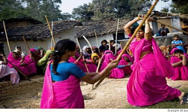 Grûpa Gulan ya Jinan li Hindistanê li mêran didin