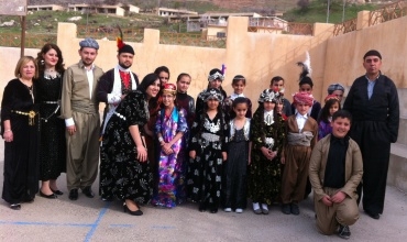 Xwêndingehên Siryanî tev Xwêndingehên Kurdî cilên xumalî li xwe dikin