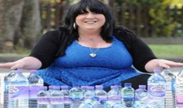 Jinek Birîtanî rojane 25 litir avê vedixwe