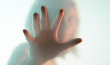 Jinekê xwe ji qehra mêrê xwe xeniqand