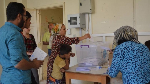 Hilbijartin li Rojavayê Kurdistanê bi rê ve diçe