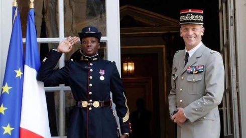 Fransa: Bi artêşa Amerîka re li Sûriyê dimînin