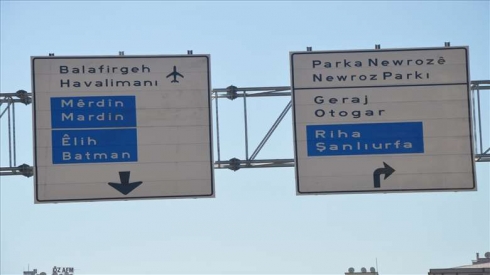 Li Diyarbekirê lewheyên bi Kurdî hatin danîn