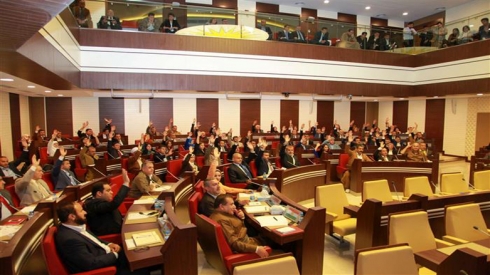 Parlemanto bi yasayekê desthilatên serokatiya herêmê bi ser dezgehên giştî de dabeş dike