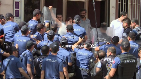 Polîsên Tirkiyê parlemanterên HDPê li Diyarbekirê xistine dorpêçê