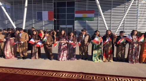 Zarokên şehîdan bi gulan pêşwaziya Serokê Fransayê dikin