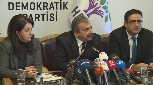 Onder: Tecrîta li ser Ocalan ragihandina şer e