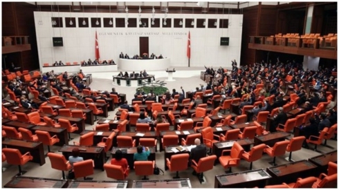 Parlementoya Tirkiye, derveyî HDP, biryara Senata Amerika şermezar kir