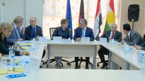 Wezîrê Navxwe yê Herêmê û Wezîra bergîriyê ya Almanya çend pirsan guftûgo dikin