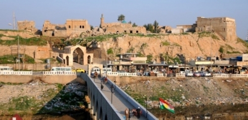 Li Kerkûkê keçek kurd xwe xeniqand