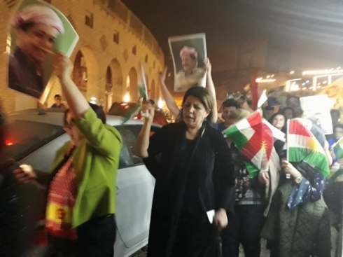 Bi hezaran welatî ji bajar û bajarokên Kurdistanê bo piştgiriya Barzanî derketin xwepêşandanan