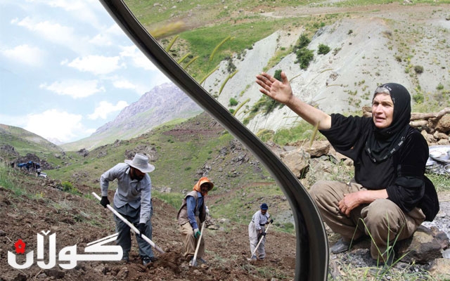 ئافرەتان شانبەشانی پیاوان لە مەینەتییەكانی ژیانی لادێ بەشدارن