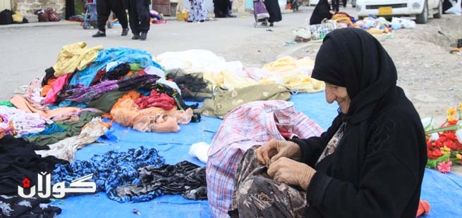 ئافرەتانی بازاڕ بژێوی خۆیان لە قوڕگی شێر دەردێنن