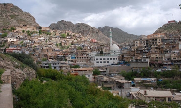 ئاكرێ بـۆ باشكردنی باروگوزەرانی خەڵكەكەی لە چـــاوەڕوانیدایە