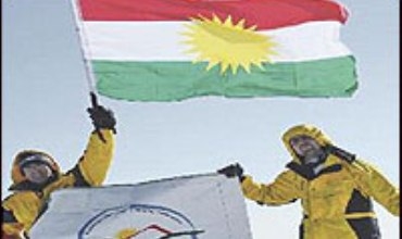 Çiyahilkêşên kurd alaya Kurdistanê li serê çiyayê Agirî hildan