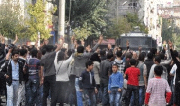 Amed: Polîsan êrişî xwepêşanderan kirin