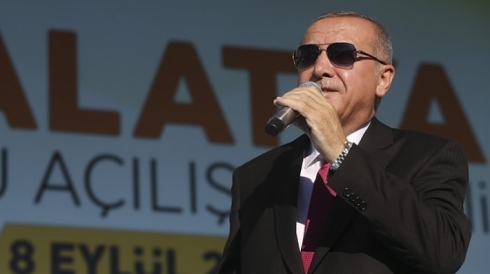 Erdogan: Qesta Amerîka ji “herêma ewle” parastina YPGê ye  