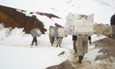 Sê kasibkarên Kurd di bin berfê de man