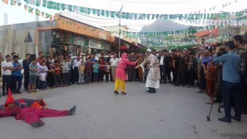 Hunermendên Rojhilatî li Riwandizê şanoya ser cadeyan lîstin
