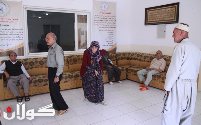 بەساڵاچووان لە خەڵوەتگەی خانەی پیراندا گلەیی لە كەسوكاریان دەكەن