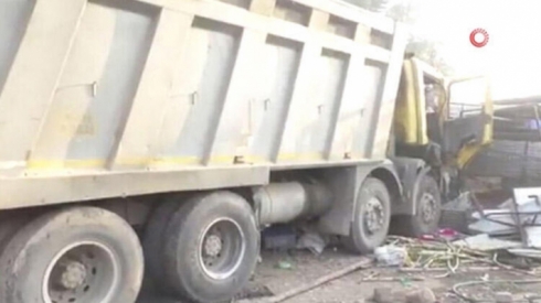 Li Hindîstanê kamyona barhelgir da ser karkerên razabûn: 15 kes mirin