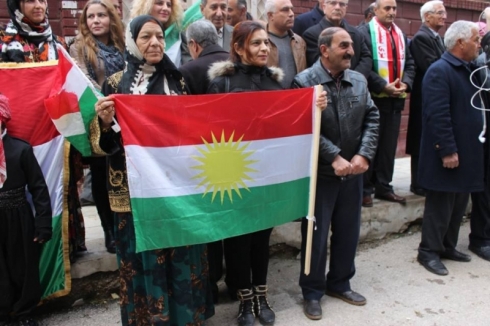 Berpirsekî ENKSê: serbari astengiyên PYDê xelkê Qamişlo roja Alaya Kurdistanê pîroz kirin