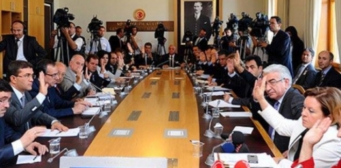 AKPê, MHPê û CHPê li ser pêwîstiya Tirkiyê bi destûrekî nû rêkeftin