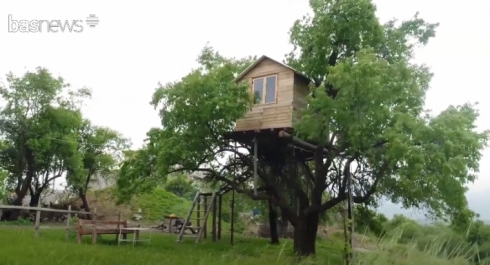 Li Amêdiyê xortekî xaniyek li ser darekî çêkiriye