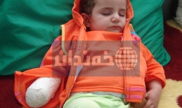 Daykek destê keça xwe ya 2 salî dibire