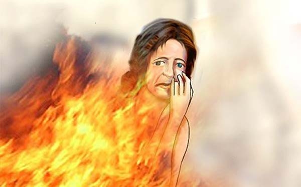 دایكی دوو منداڵ خۆی دەسووتێنێ