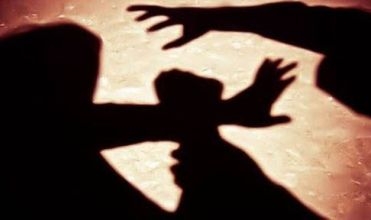 Profesora Amerîkî rasta tecawûza 9 kesan hat