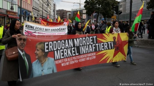 Li bajarên Almanya dijî Erdogan protesto pêk tên