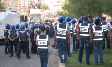 Li Amedê bi hezaran kes meşiyan balafirgehê