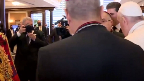 Serokê herêmê diyariyek pêşkêşî Papa kir