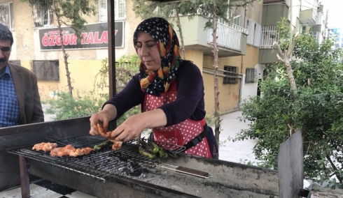 Amed... Jina kebabfiroş: Jin dikarin her karî bikin