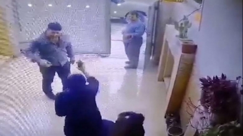 Hewlêr – Ew zilamê ku li dayka xwe û jinbira xwe dabû, hat girtin