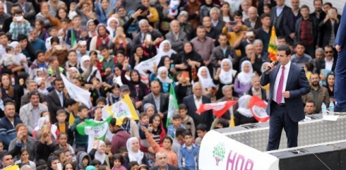 Demirtaş daxwaza agirbestekê li Tirkiyê jî dike