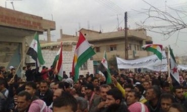 Çekdarên PYD li Sûriyê bi sîlehan êrîşî xelkê dikin