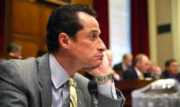 Kongirêsmanekê Emrîkî wêneyên xwe yên rût ji bo hin jinan şandine