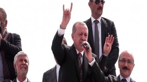 Erdogan, bi nîşana nîjadperestiyê silav da