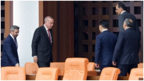 Buldan axifî, Erdogan Meclis terk kir