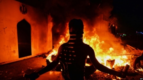 Xwepêşanderên Nasiriye binkeyên partiyan şewitandin