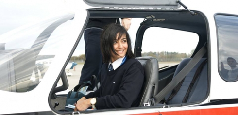 Bi Wêne...Keçek Kurd bûye firokvan