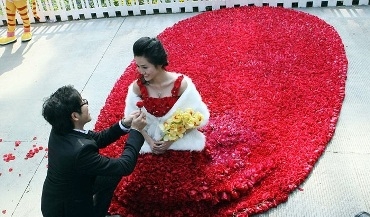 Bo Nîşandana Heskirina Xwe Çîniyek Fîstanekî ji Gulan Diyarî Desgiriya Xwe dike