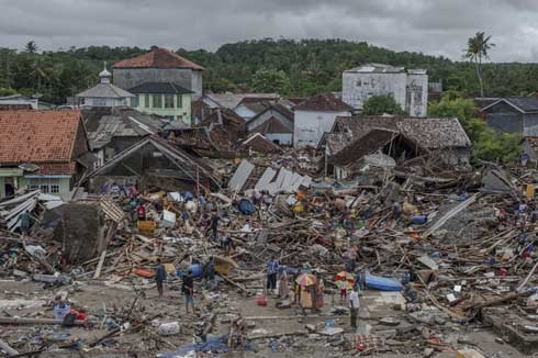 Indonesia searches for tsunami victims; death toll hits 373