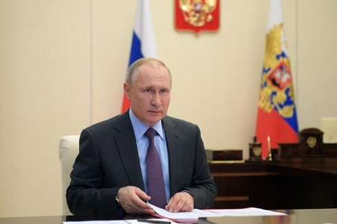 Putin says Russia agrees on oil output cuts, blames Saudis for low prices