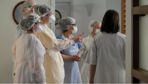 France struggles to give virus victims dignified deaths