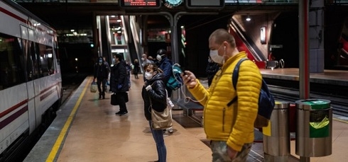 Hundreds of thousands return to work in Spain as infections slow